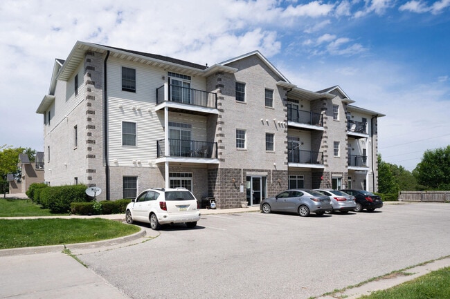 Building Photo - Cute Condo w/Security Access & Garage - Pets are Allowed