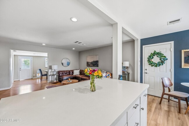 Building Photo - 1831 W Northview Ave