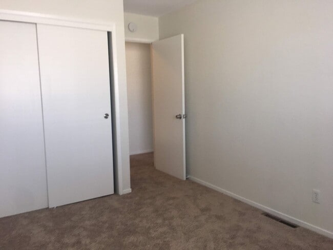 Building Photo - Freshly updated Woodside Park townhouse, c...