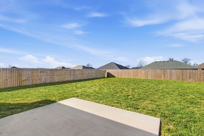 Building Photo - 3 Bedroom Home - Monett MO