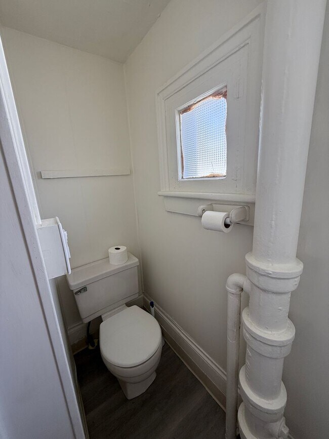 Building Photo - Freshly Renovated 1-Bedroom-Convenient Loc...