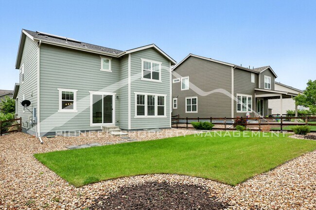 Building Photo - Spacious Home with Washer/Dryer and Centra...