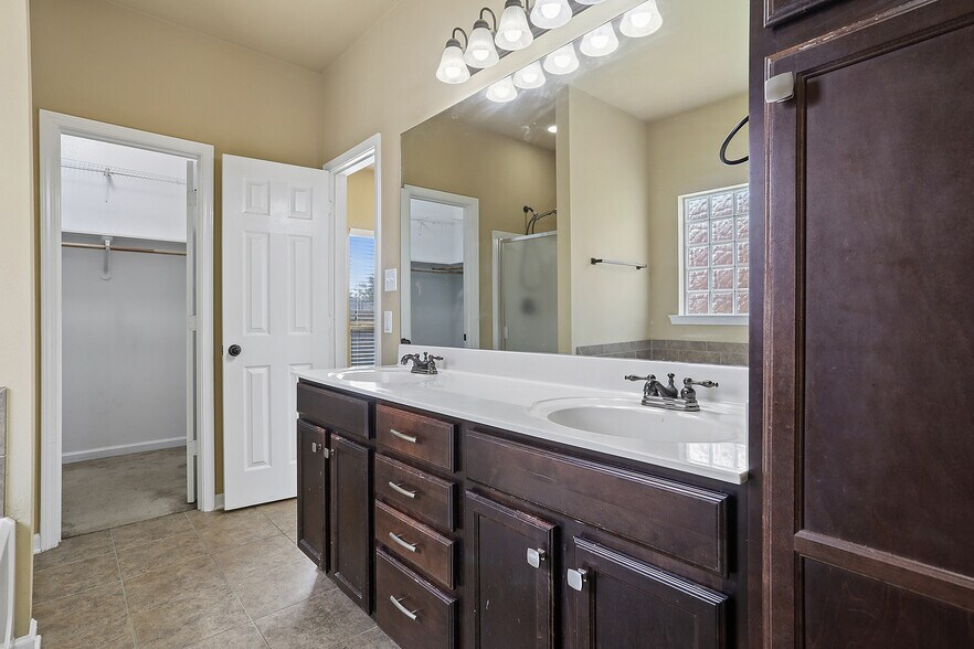 Building Photo - 17049 Jamestowne Dr