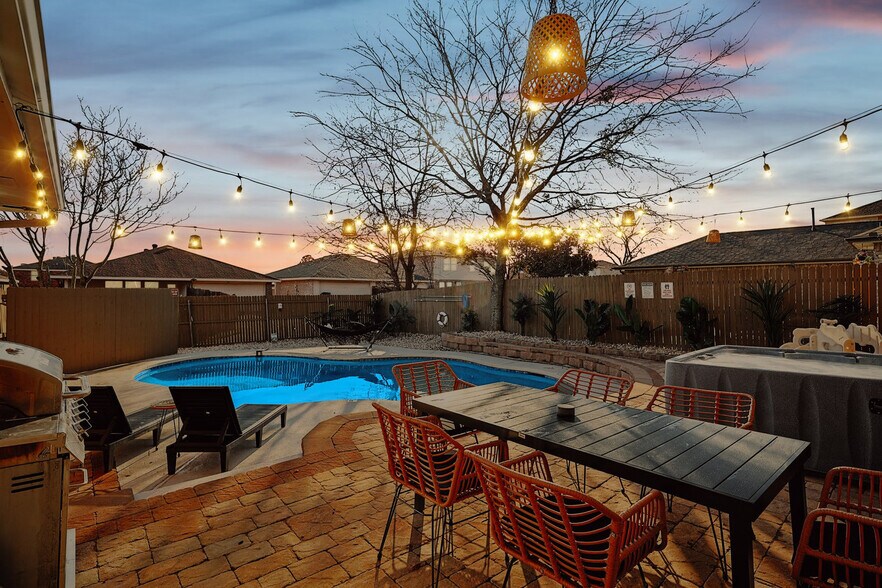 Building Photo - 708 Azalea Dr