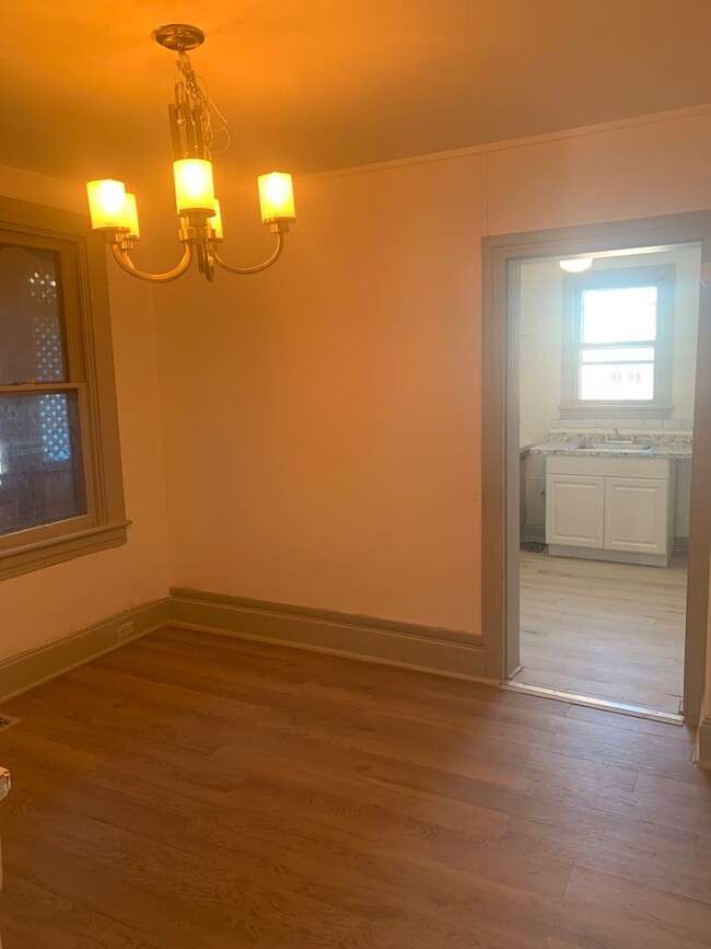 Building Photo - 3 Bedroom 1 Bath 2nd/3rd Floor Apartment-Y...