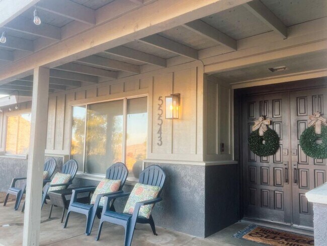 Building Photo - Great Views/3BED 2BATH/SOLAR/Move in ready