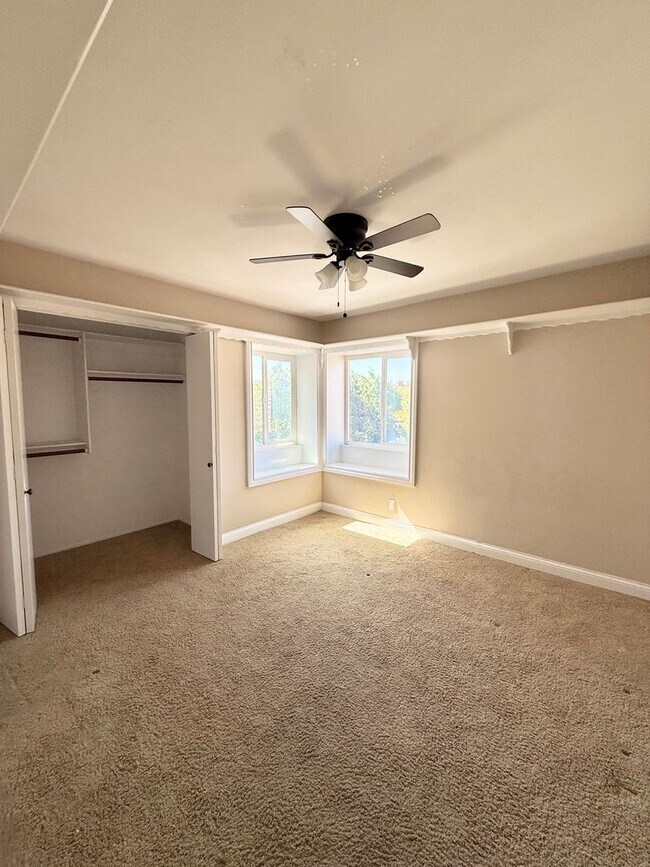 Building Photo - MUST SEE 6 BEDROOM 3 BATH HOUSE - SOUTH TO...