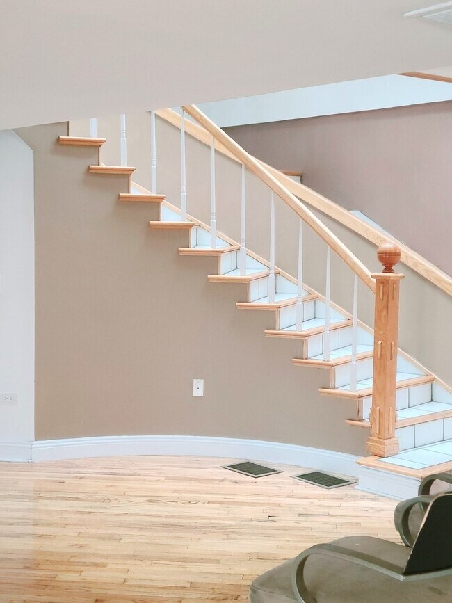 Building Photo - 630 Whitney Ave