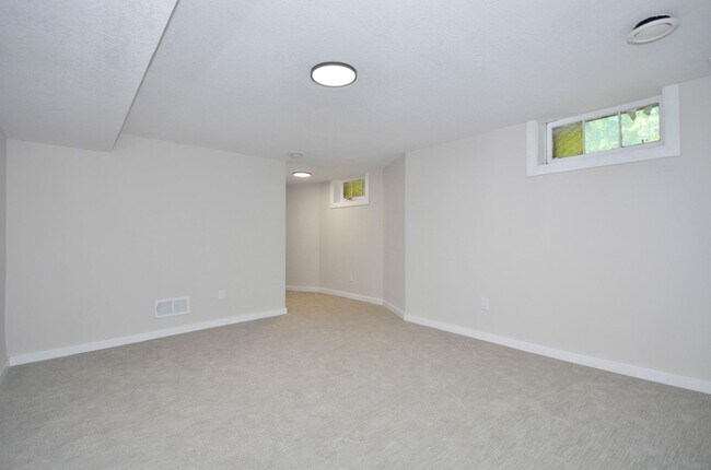Building Photo - Beautiful Updated 5-Bed 2-Bath Home in NE Minneapolis!