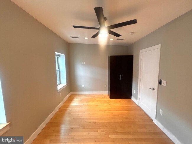 Building Photo - 533 Manton St