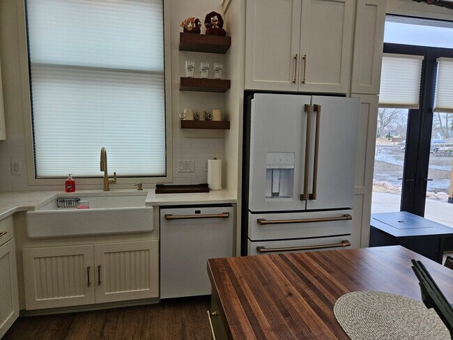 Building Photo - 5913 Lake Edge Rd