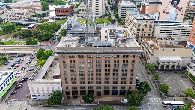 Building Photo - 915 Franklin St