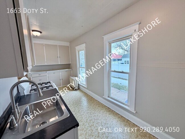 Building Photo - 1663 Doty St