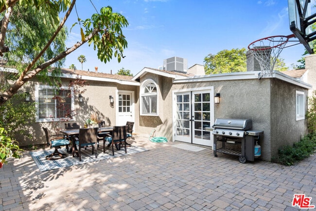 Building Photo - 10933 Ayres Ave
