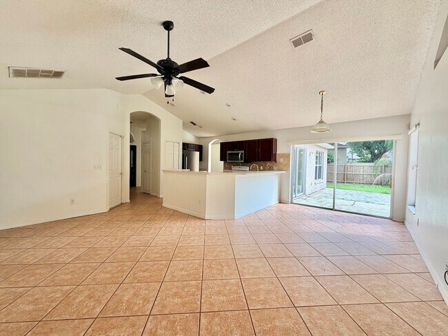 Building Photo - Large and Spacious 4/2 in Ideal Location!