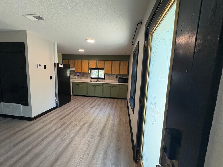 Kitchen and dining - 613 E Williams Ave