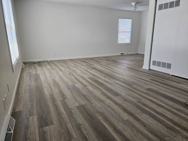 Building Photo - 3BR Townhome – Remodeled Kitchen, Garage, ...