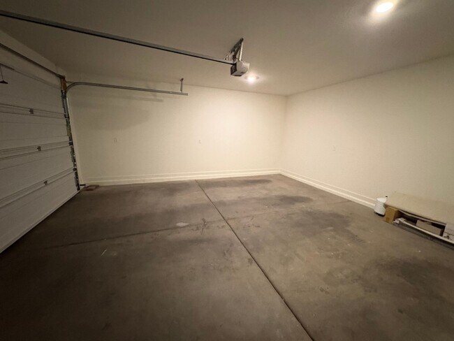 Building Photo - Modern 3-Bedroom + Loft + Den in Gated Pho...