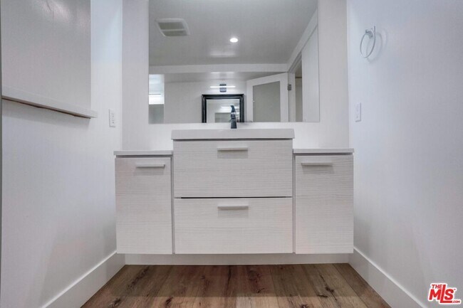 Building Photo - 435 N Oakhurst Dr