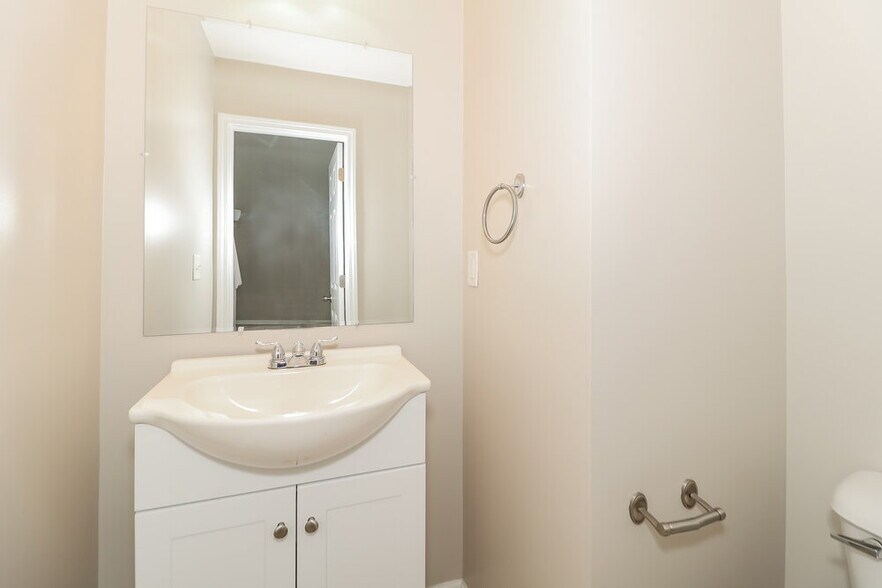 Building Photo - 2945 Mayfair Dr