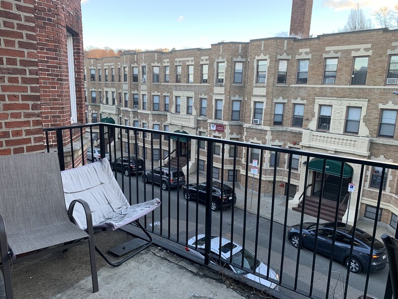 Building Photo - 186 Kelton St