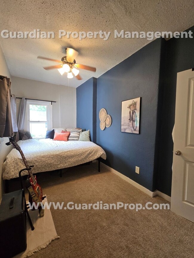 Building Photo - South Minneapolis home with living on the ...