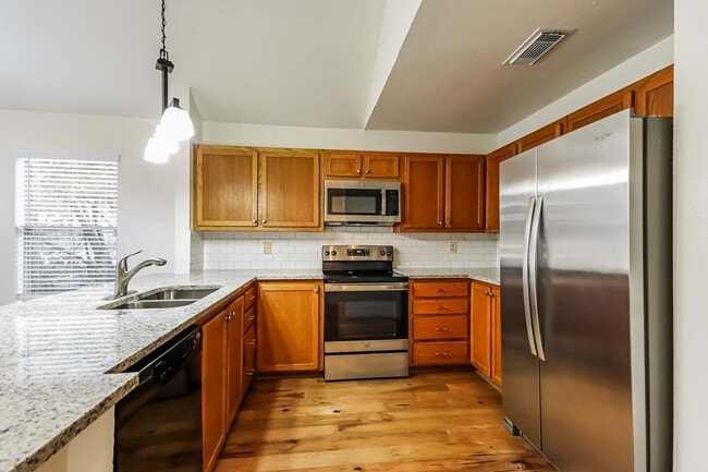 Building Photo - 10 Shallow Pond Pl