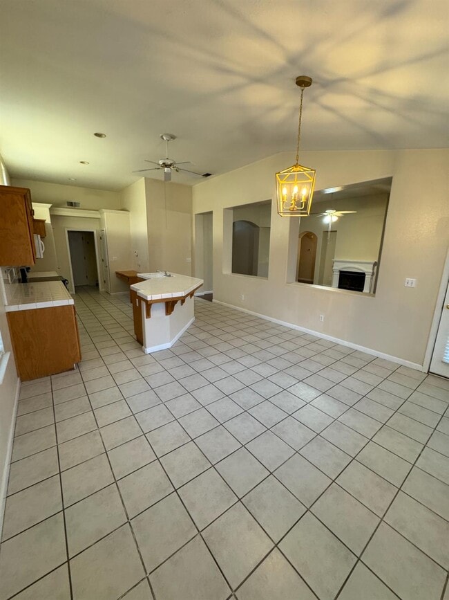 Building Photo - 5731 N Tracy Ave