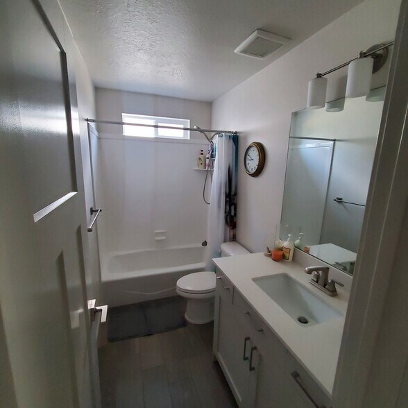 2nd Full Bathroom - 261 E Ellen Ln
