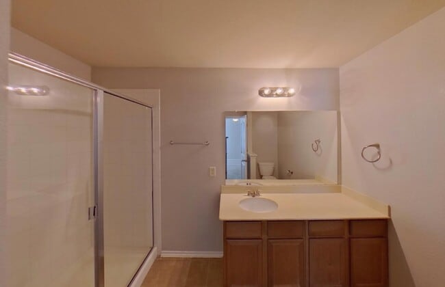 Building Photo - Move in ready