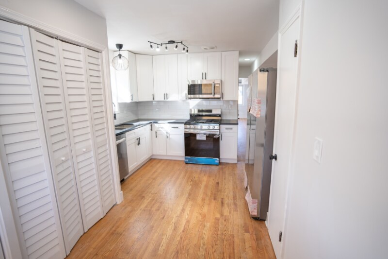 Building Photo - 5735 W Addison St