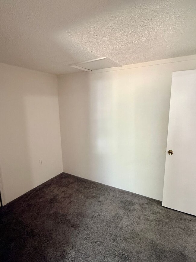 Building Photo - Olde Crofton Charm! Two Bedroom Townhome