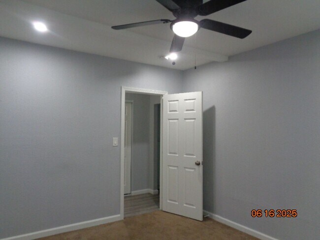 Building Photo - Cute and Cozy Ranch Style Home in East Lan...