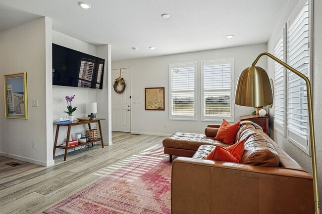 Building Photo - Spacious 3BR/3BA Townhome-Available NOW!