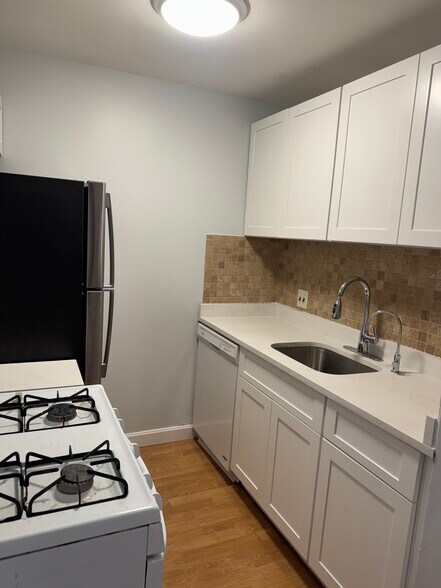 Building Photo - 144 Kenrick St