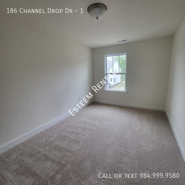 Building Photo - 186 Channel Drop Dr