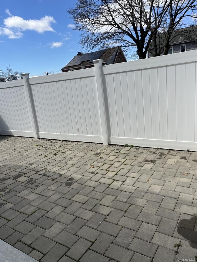 Building Photo - 5 Lakeview Ave