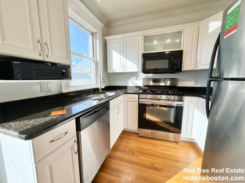 Unit 1, available 9/1 - 3 Grimes St