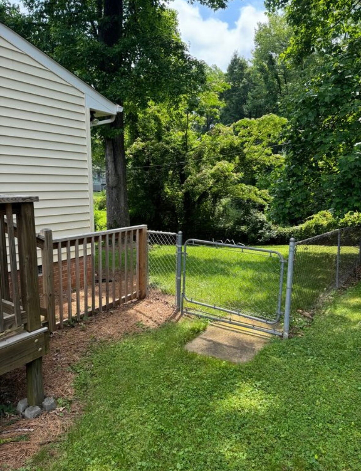 Building Photo - 405 Crestwood Dr