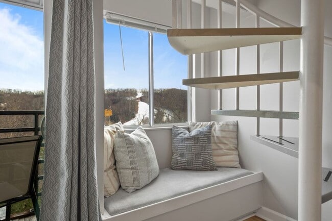 Building Photo - Modern Fully Furnished Home with Stunning ...