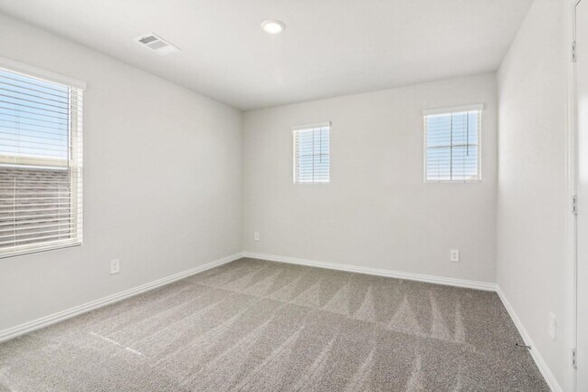 Building Photo - 701 Easthill Dr