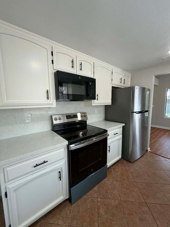 Building Photo - Beautifully Updated 3 Bedroom Home