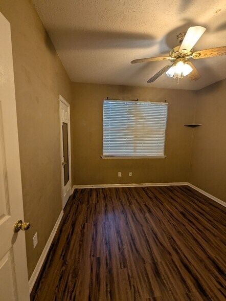 Building Photo - 4030 Harwood Dr