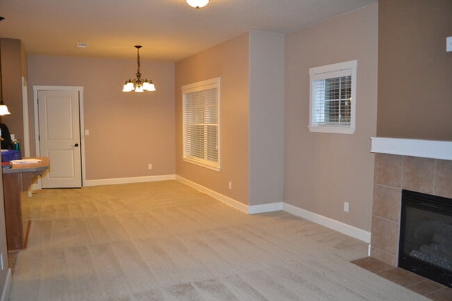 Building Photo - Beautiful Home In GREAT Location, Fireplace, Loft, Garage, W/D, Large Master and MORE!