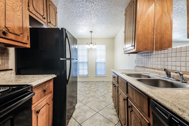 Building Photo - Charming 2BR/1BA Sherman Townhome with Private Fenced Backyard – Move-In Ready