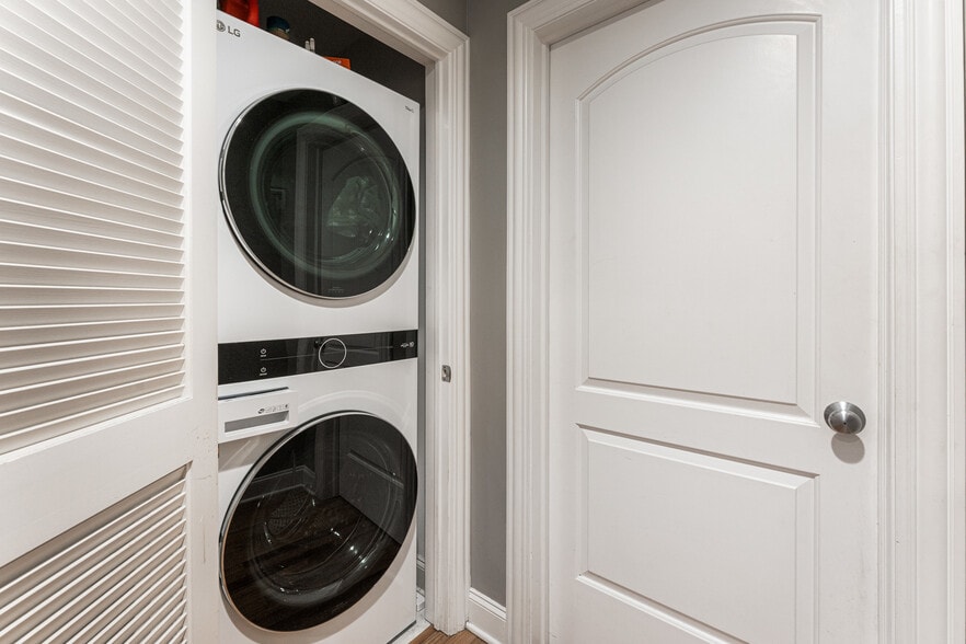 Building Photo - 726 W Addison St