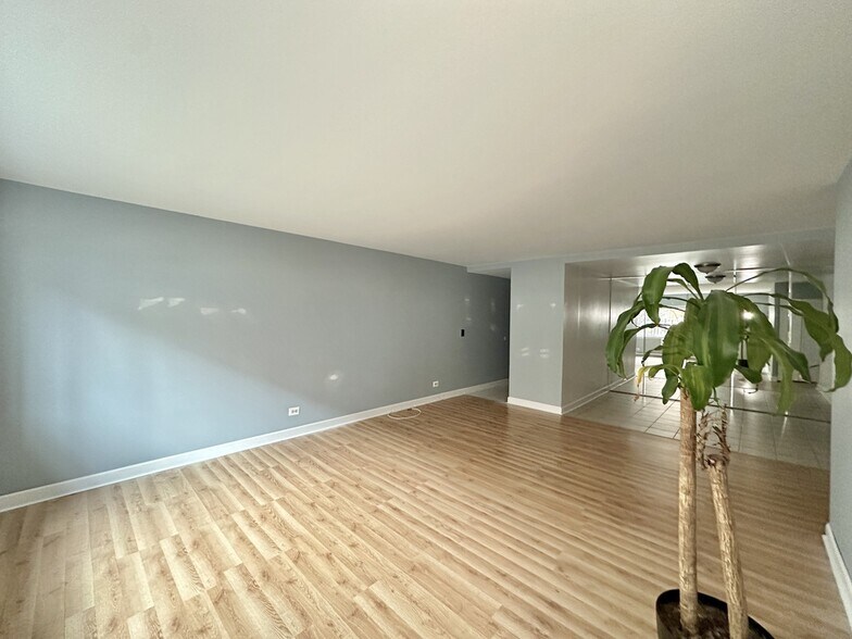 Building Photo - 3825 N Pine Grove Ave