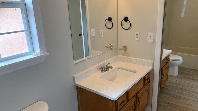Building Photo - 221 Poinsettia Dr