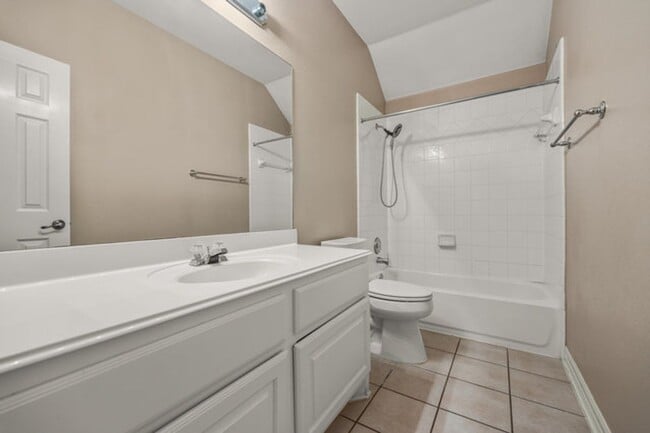 Building Photo - Spacious 2 Story 5 Bedroom , 4 full bathrooms located in Stone Oak!