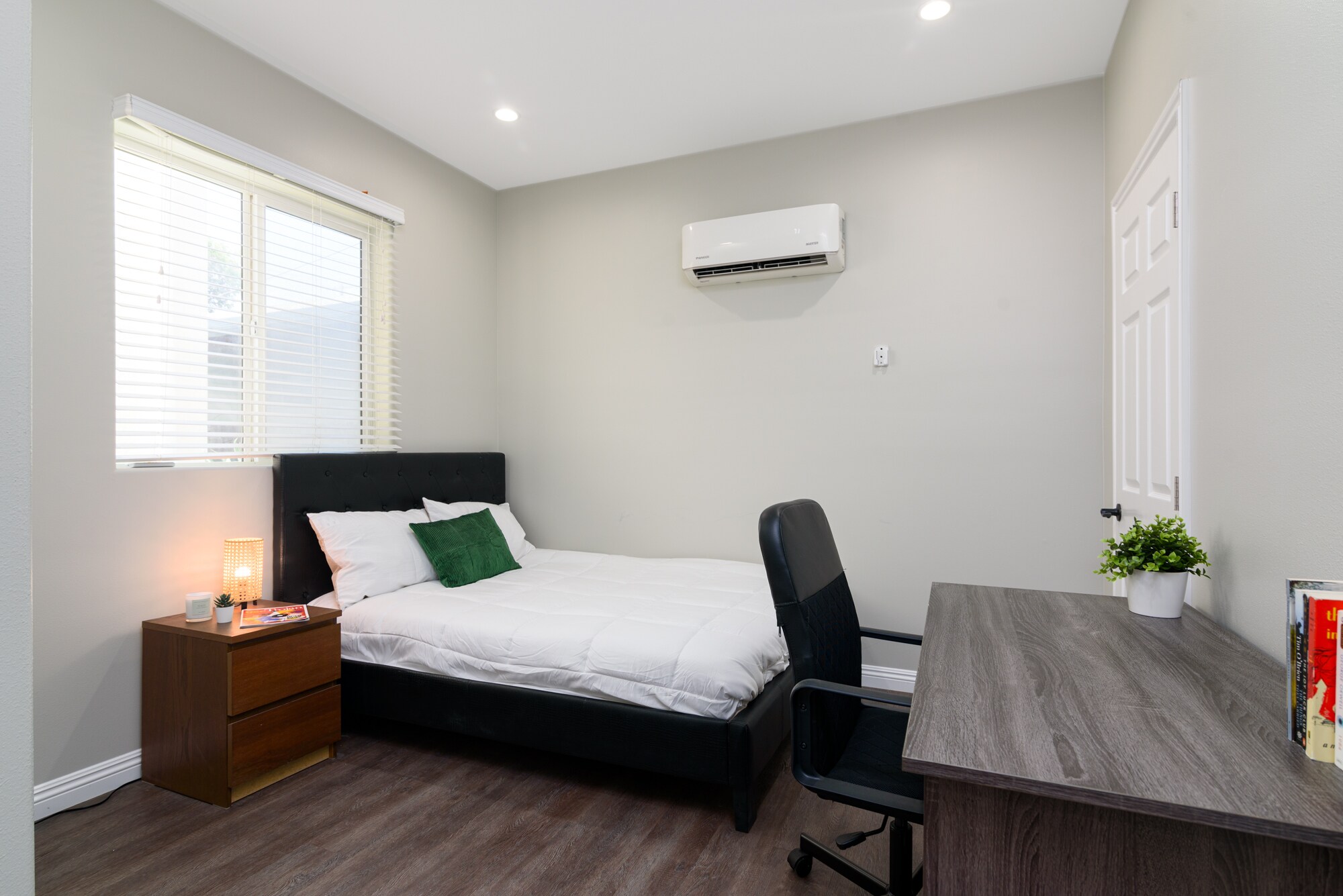 Building Photo - 1164 W 24th St